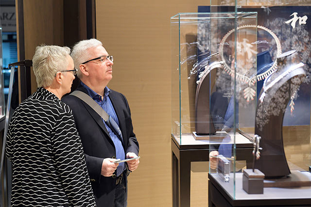 參觀者駐足竹報(bào)平安作品 參觀者駐足竹報(bào)平安作品