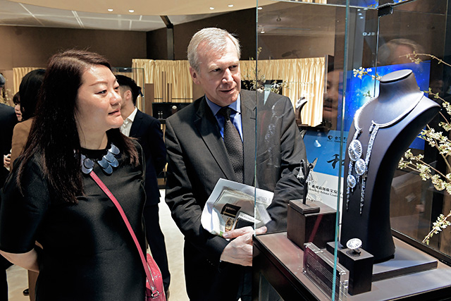 比利時(shí)前首相駐足雨巷作品 比利時(shí)前首相駐足雨巷作品